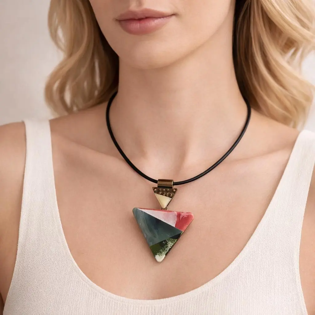 Colgante Doble Triángulo Geométrico Multicolor con Cordón Negro - Imagen 4