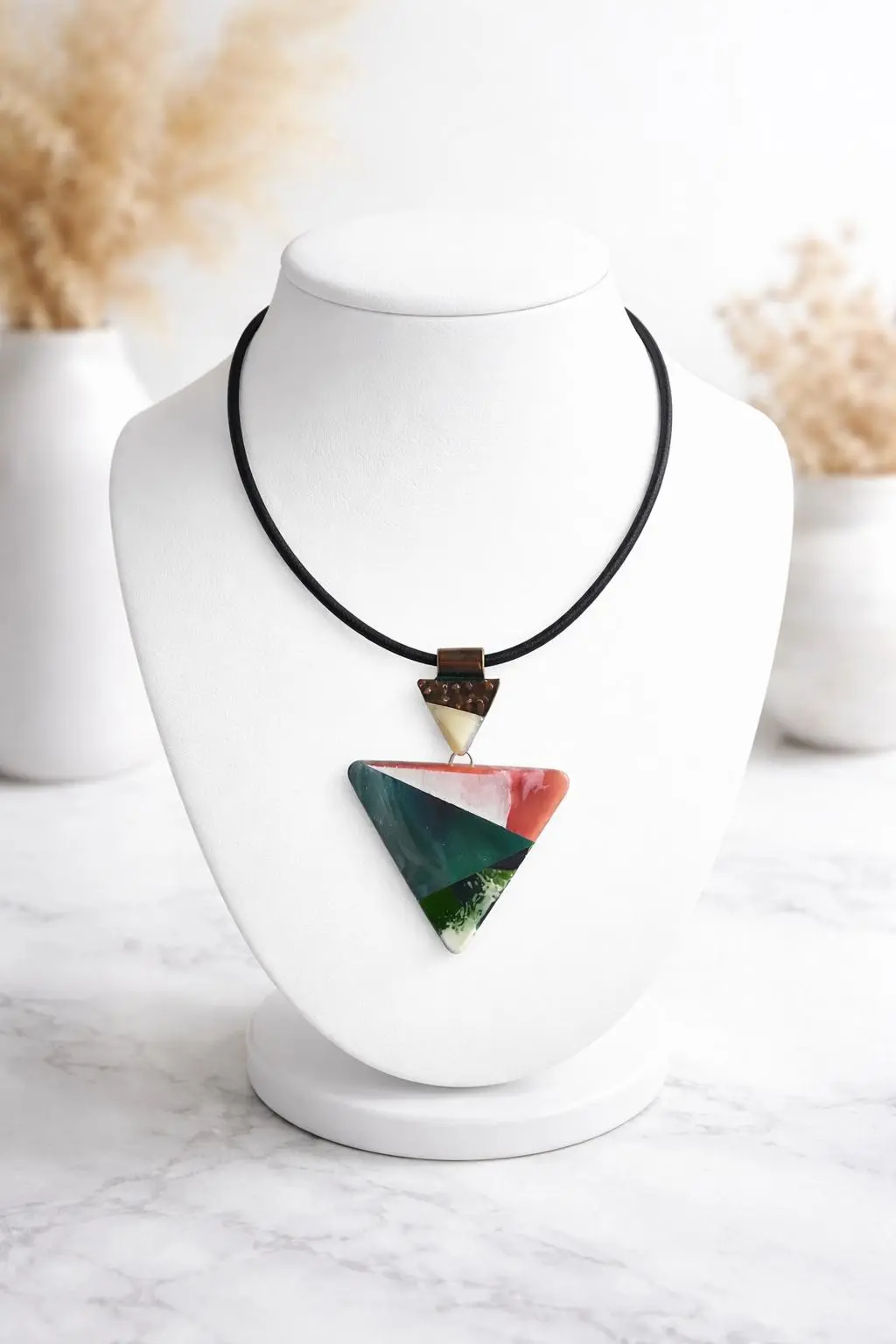 Colgante Doble Triángulo Geométrico Multicolor con Cordón Negro
